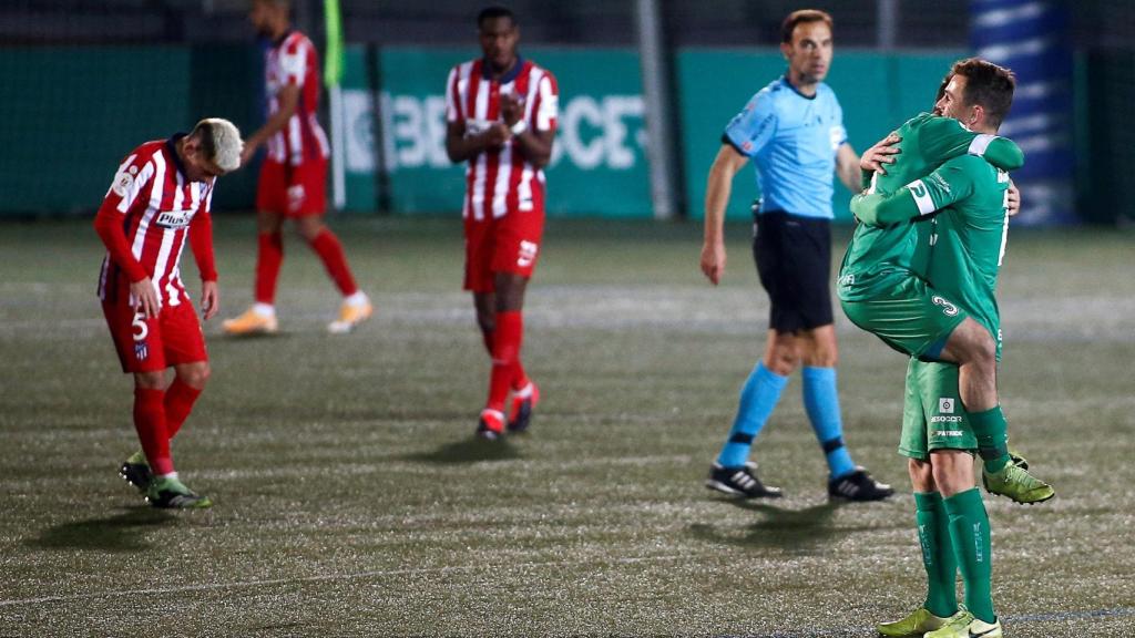 Los jugadores del Atleti se lamentan y los del Cornellà celebran