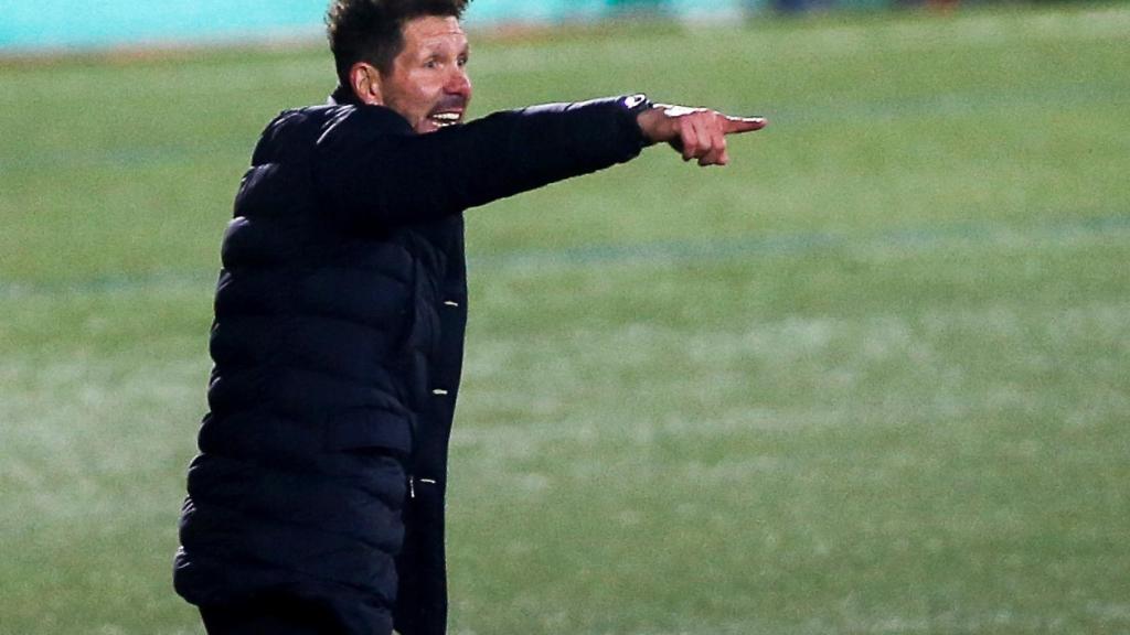 Simeone da indicaciones desde la banda ante el Cornellà
