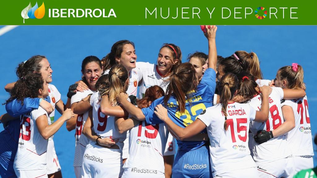 La selección femenina de hockey celebrando