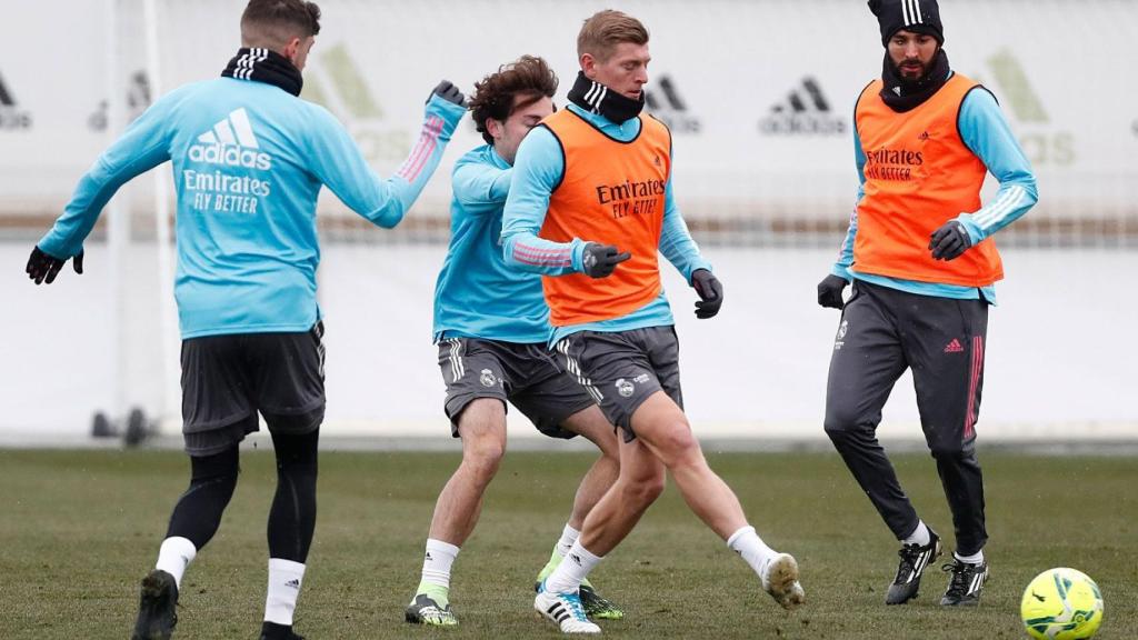 Toni Kroos realiza un pase ante la presión de varios jugadores