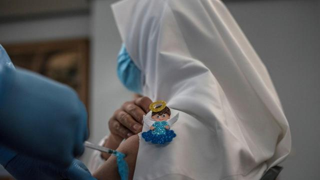 Una sanitaria vacuna a una monja contra el coronavirus, en el interior de la Residencia San José, gestionada por las Hermanitas de los Ancianos Desamparados durante la continuación de la campaña de vacunación en Galicia.