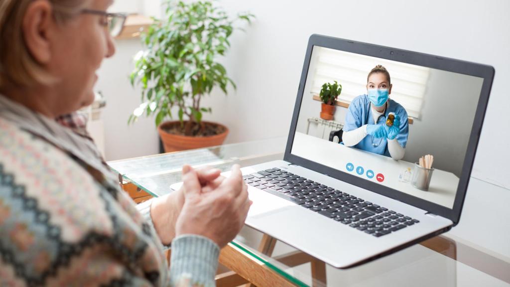 Una paciente realiza una consulta sanitaria por videollamada.