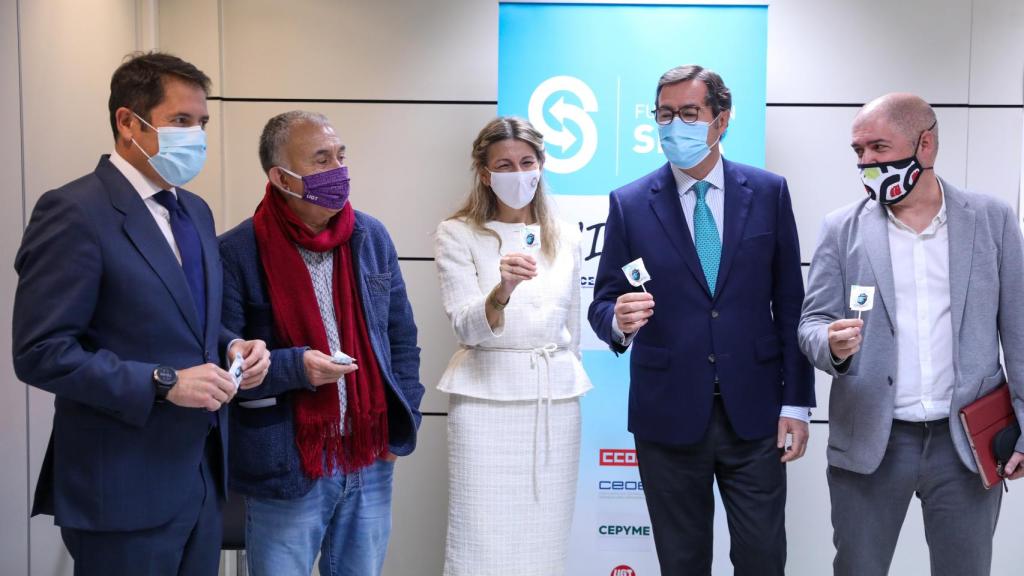 El presidente de Cepyme, Gerardo Cuerva; el líder de UGT, Pepe Álvarez; la ministra de Trabajo, Yolanda Díaz; el presidente de CEOE, Antonio Garamendi; y el líder de CCOO, Unai Sordo.