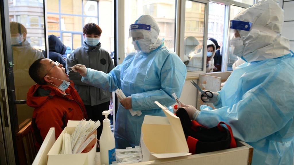Testeo masivo en Shijiazhuang tras detectar un brote que ya suma más de 200 casos en los últimos días.