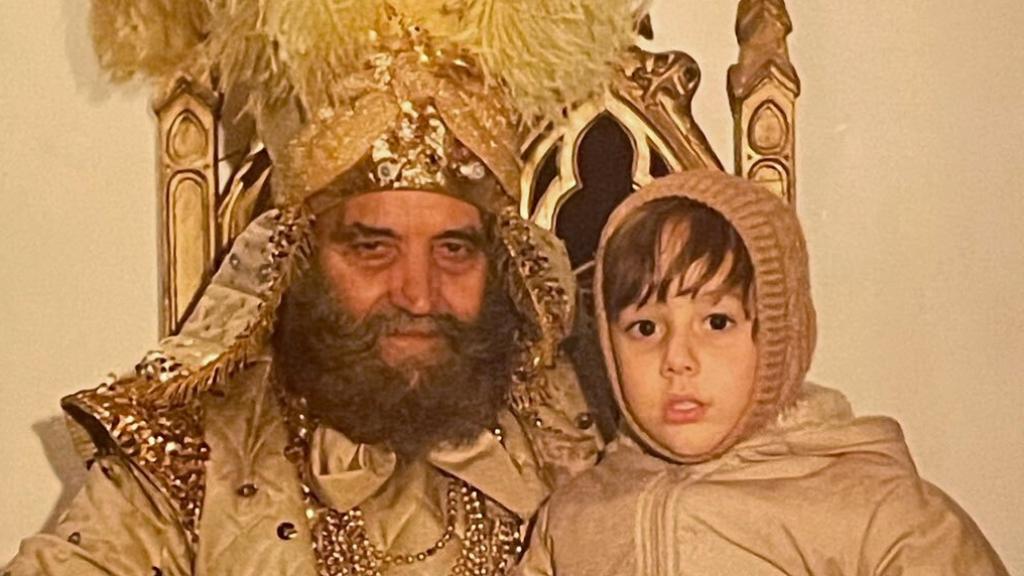 El rey mago junto al tuitero que está buscándolo, en 1981.