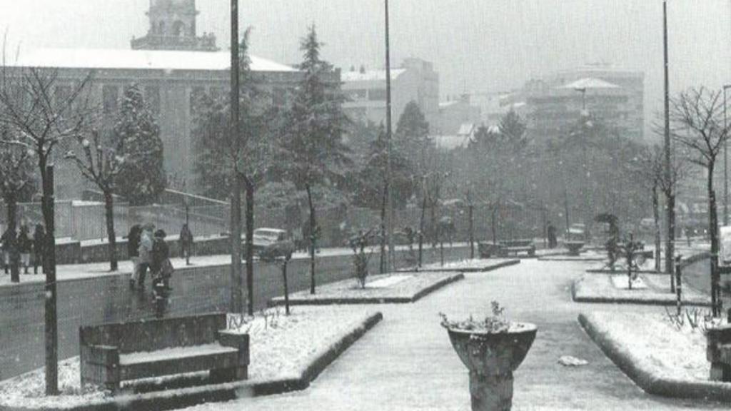 Nieve en la Gran Vía, a la altura de Plaza América.