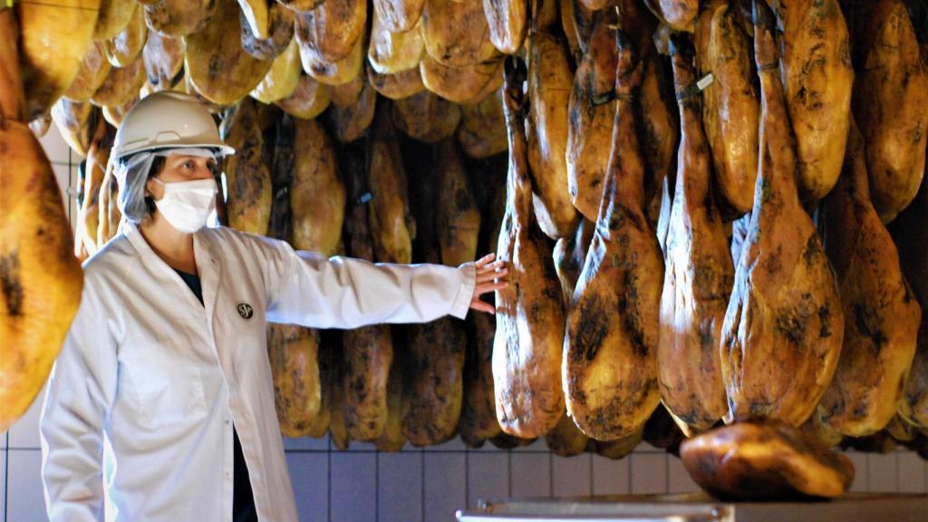 Los jamones de Cinco Jotas en el secadero.