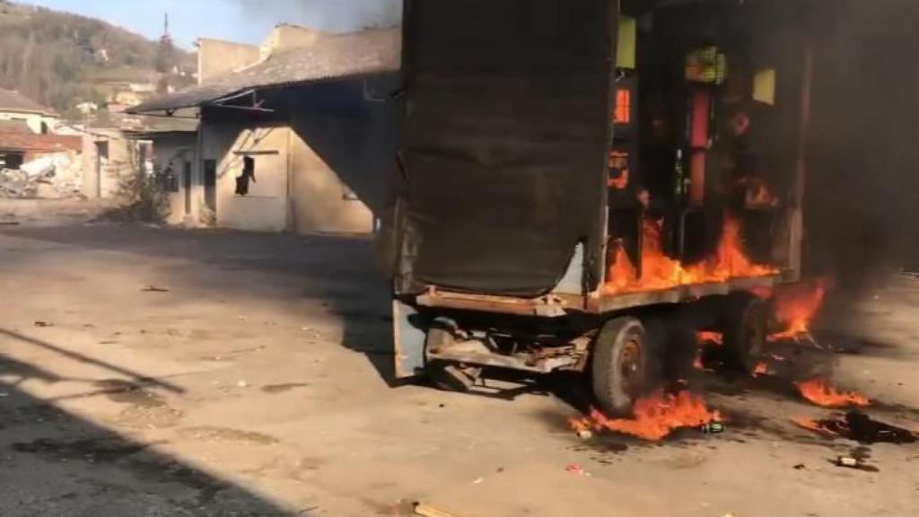 En las free parties no sólo bailan, sino que también queman mobiliario.