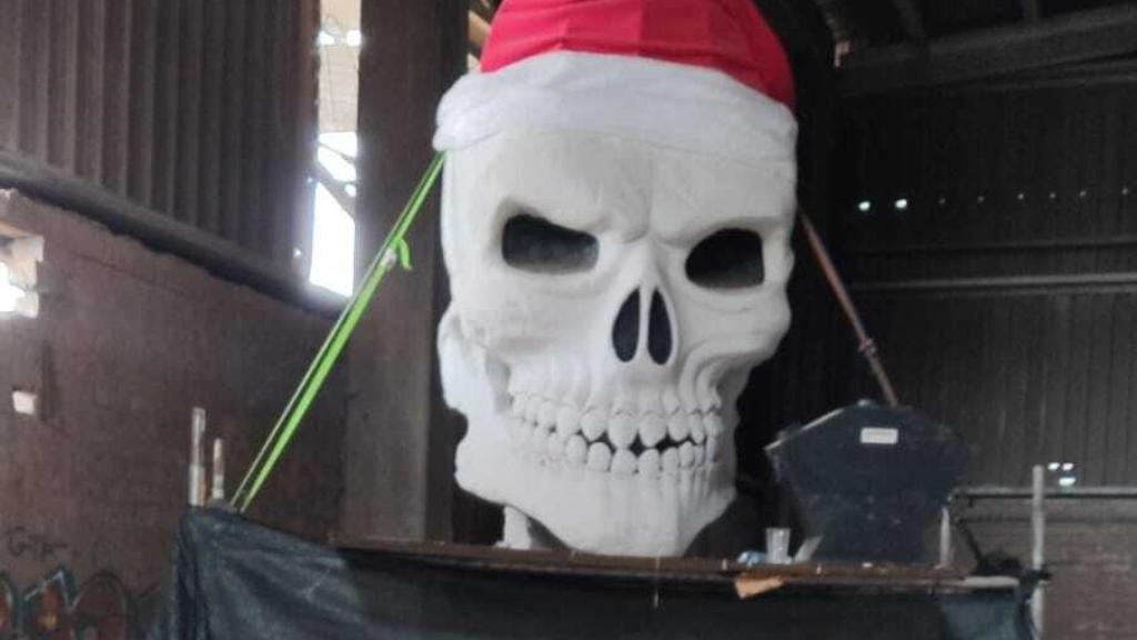 Desde un 'altar' ponen música.