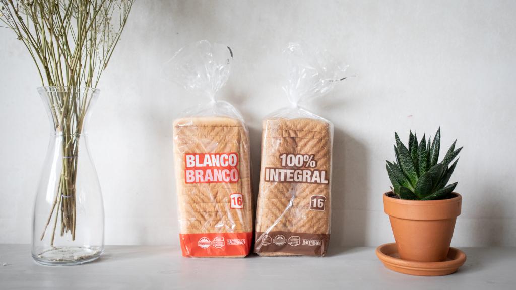 A la izquierda, el pan de molde blanco de Hacendado (Mercadona) y, a la derecha, su homólogo integral de la misma marca.