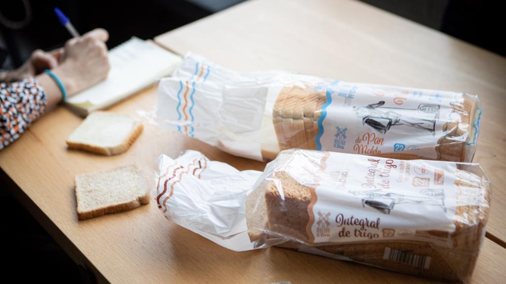 Rocío Romero realiza anotaciones mientras prueba los diferentes panes. Sobre la mesa, los de Dia.