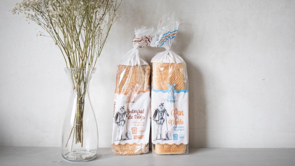 A la izquierda, el pan de molde integral de 'El Molino de Dia' y, a la derecha, el blanco de la misma marca.