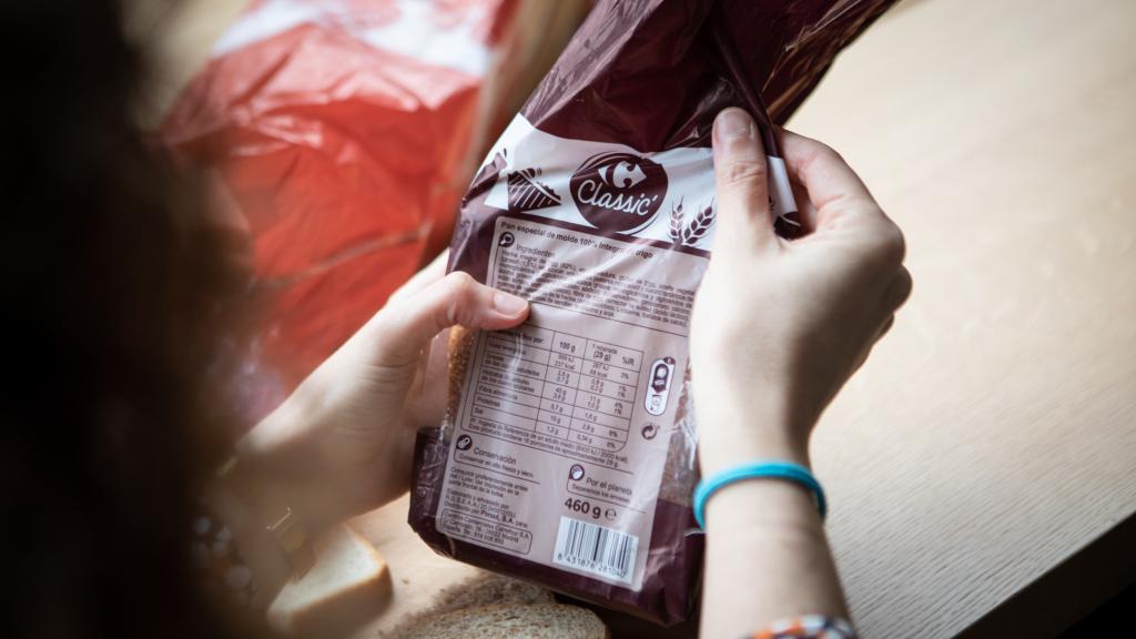 Rocío lee la composición nutricional de los diversos panes de molde. En este caso, del integral de Carrefour.