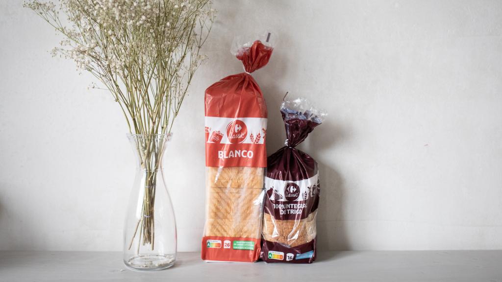 A la izquierda, el pan de molde blanco de Carrefour y, a la derecha, el integral del mismo supermercado.