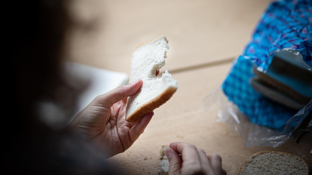 Rocío come el pan de molde blanco de Lidl y lo degusta de cara a la valoración.