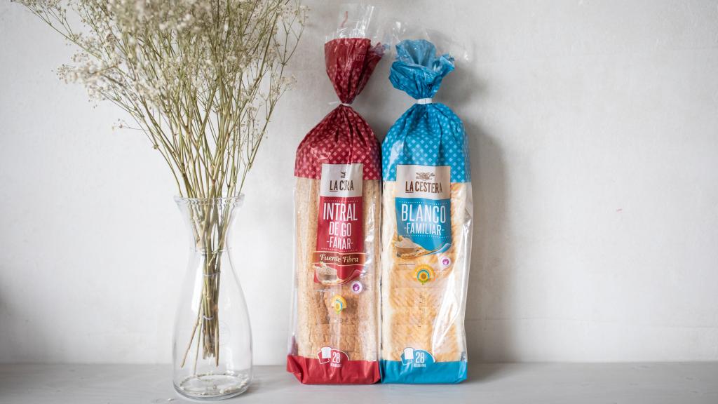 A la izquierda, el pan de molde integral de 'La Cestera', la marca blanca de Lidl. Y, a la derecha, su homólogo blanco.