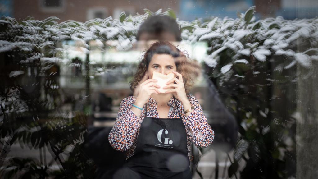 Rocío olfatea una rebanada de pan durante una entrevista concedida el primer día de las nevadas en Madrid.