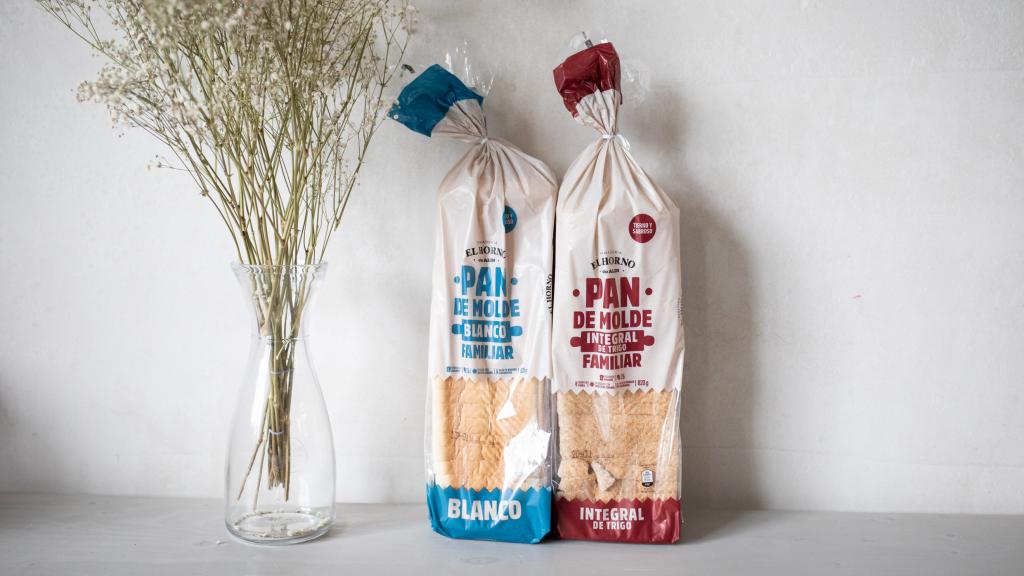 A la izquierda, el pan de molde blanco de 'El Horno de Aldi' y, a la derecha, su homólogo integral.