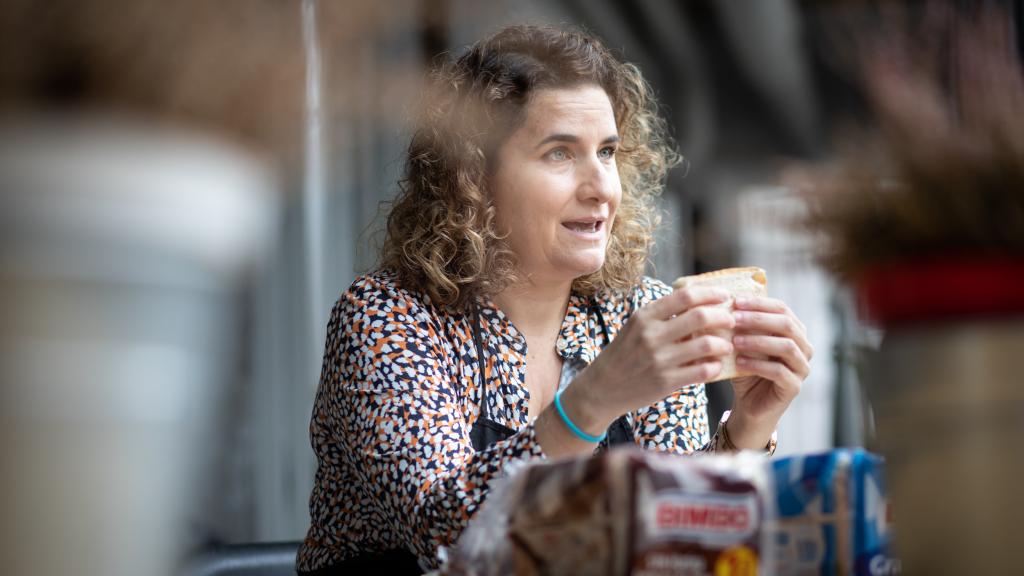 Rocío Romero, la experta, tocando una rebanada de pan para calificar su esponjosidad.
