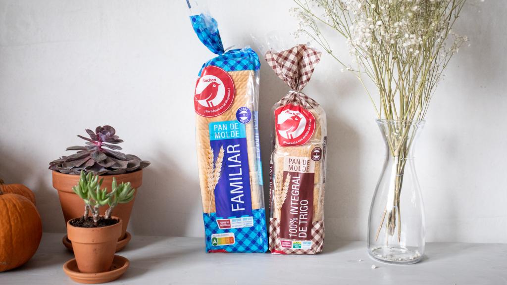 A la izquierda, el pan de molde blanco de Auchan, la marca blanca de Alcampo y, a la derecha, el integral.