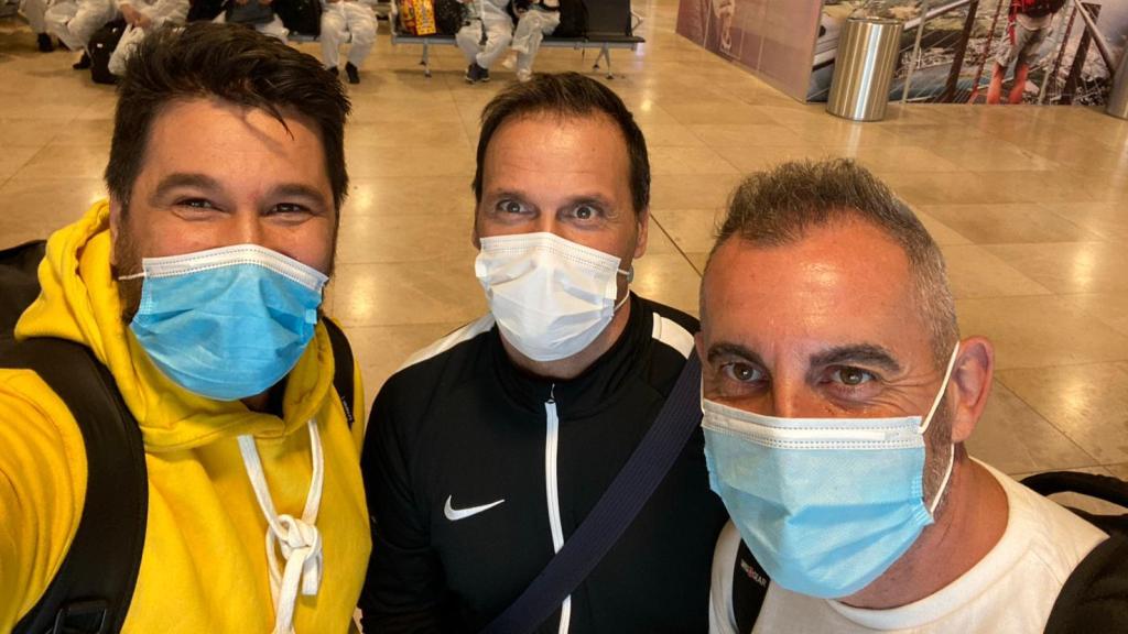 José Maldonado, a la derecha de la imagen, en el viaje de regreso a Wuhan en noviembre.