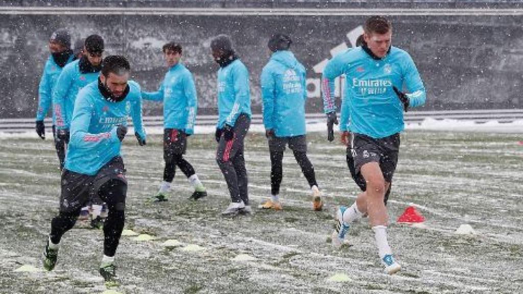 Toni Kroos y Nacho Fernández, durante un entrenamiento del Real Madrid