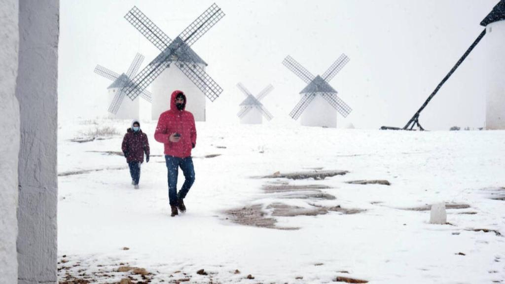 Nieve este jueves en la localidad ciudadrealeña de Campo de Criptana. Foto: Europa Press
