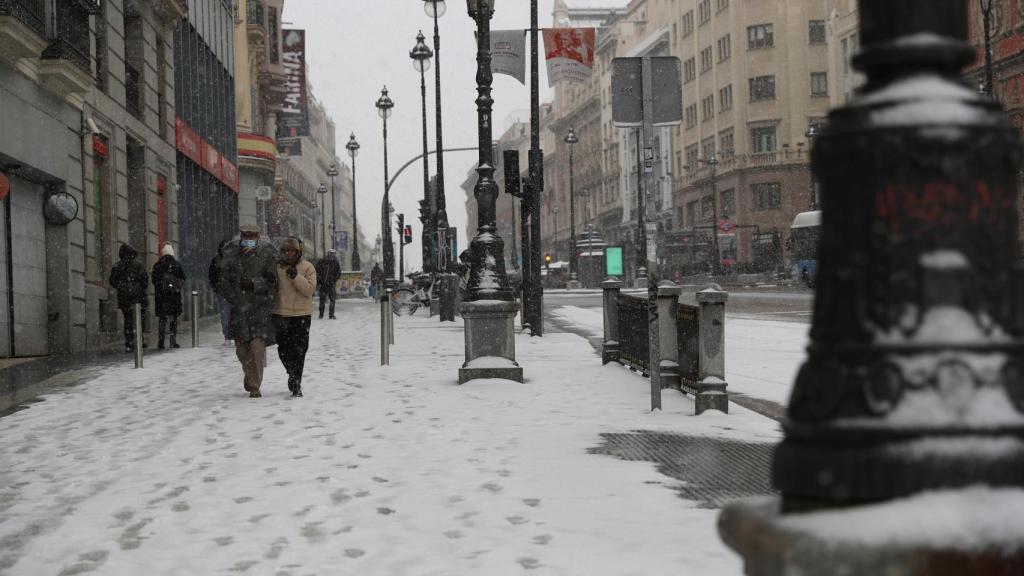 Madrid activa la alerta roja por temporal. Vista de la Gran Vía este viernes.
