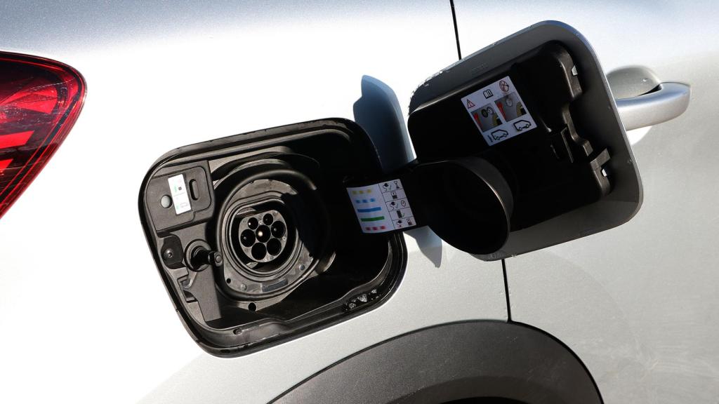 La toma de carga está situada en el lado derecho.