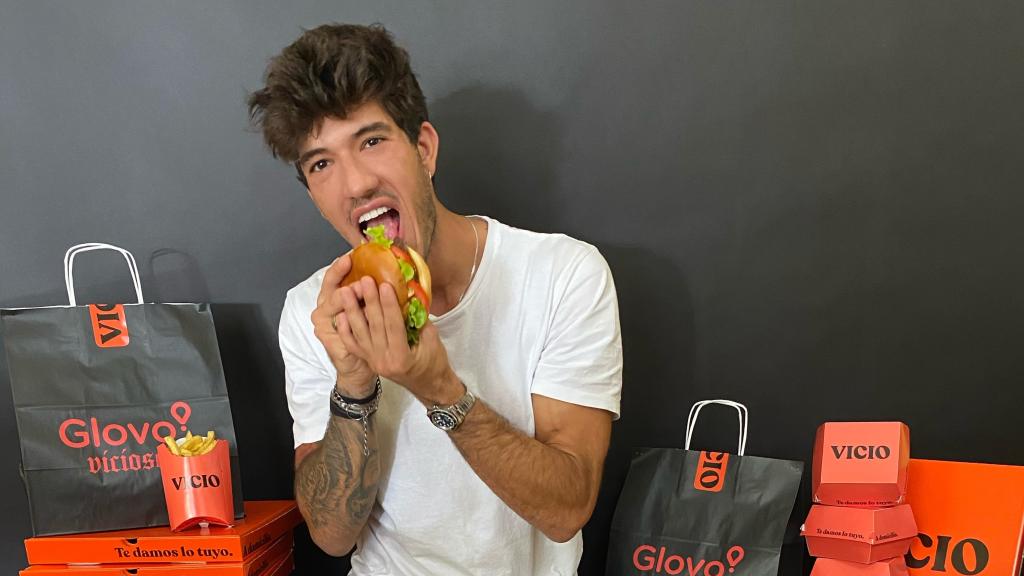 Aleix ha montado Vicio, un restaurante de comida a domicilio de hamburguesas y pizzas.