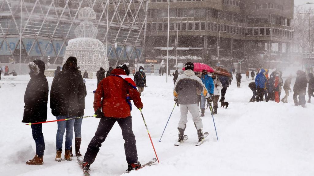 Varias personas esquían por la Plaza de Colón en Madrid.