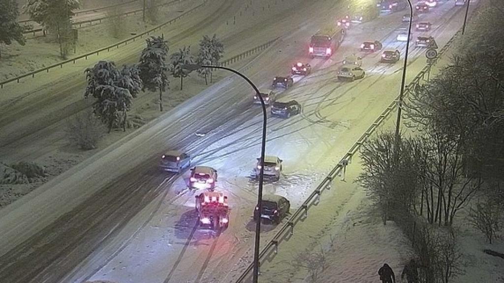 Hasta 1.400 vehículos han estado atrapados por la nieve durante esta madrugada en Madrid.