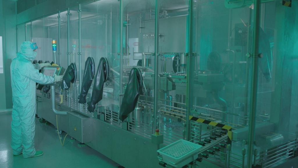 Un trabajador de Rovi en la planta de relleno de su sede.