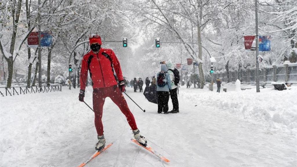 Una persona esquía por el Paseo del Prado en Madrid.