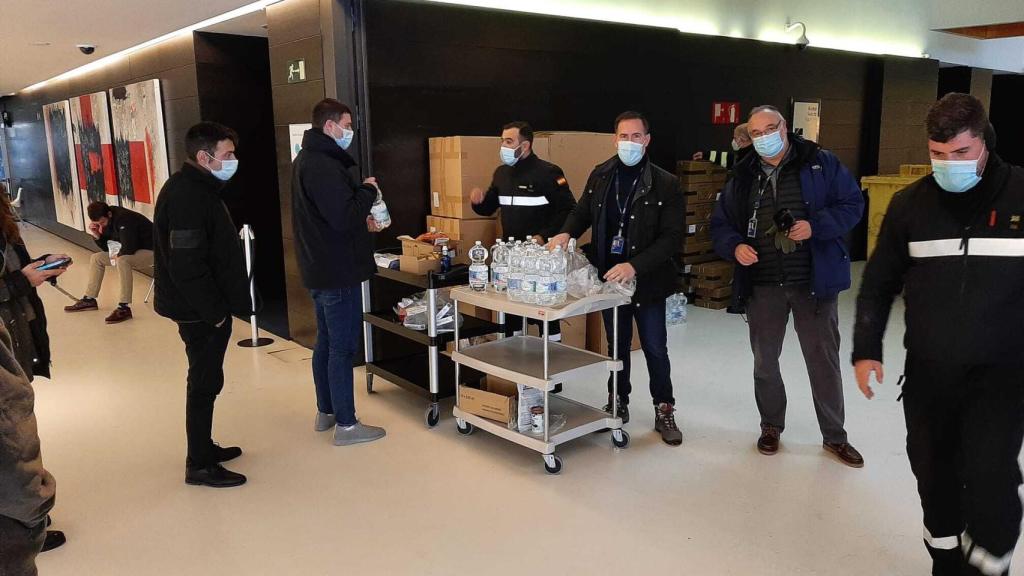 Empleados de Telefónica atienden a las personas atrapadas por la tormenta.