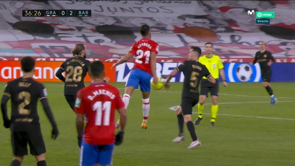 La mano de Busquets previa al gol de Messi