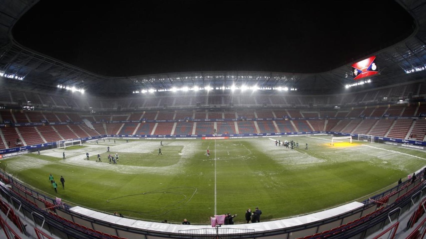 El estado del campo de El Sadar minutos antes del partido frente al Real Madrid. Foto: Twitter (@CAOsasuna)