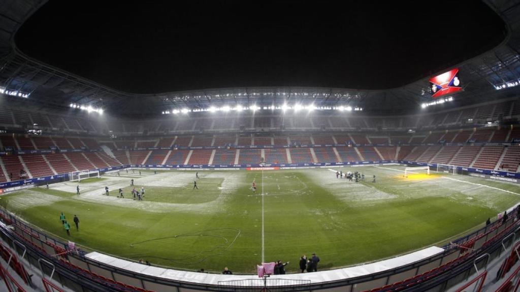 El estado del campo de El Sadar minutos antes del partido frente al Real Madrid. Foto: Twitter (@CAOsasuna)