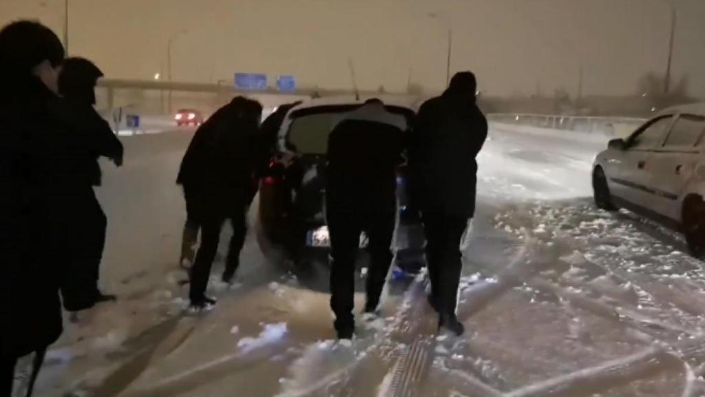 Los jugadores del Rayo Vallecano empujan coches atrapados