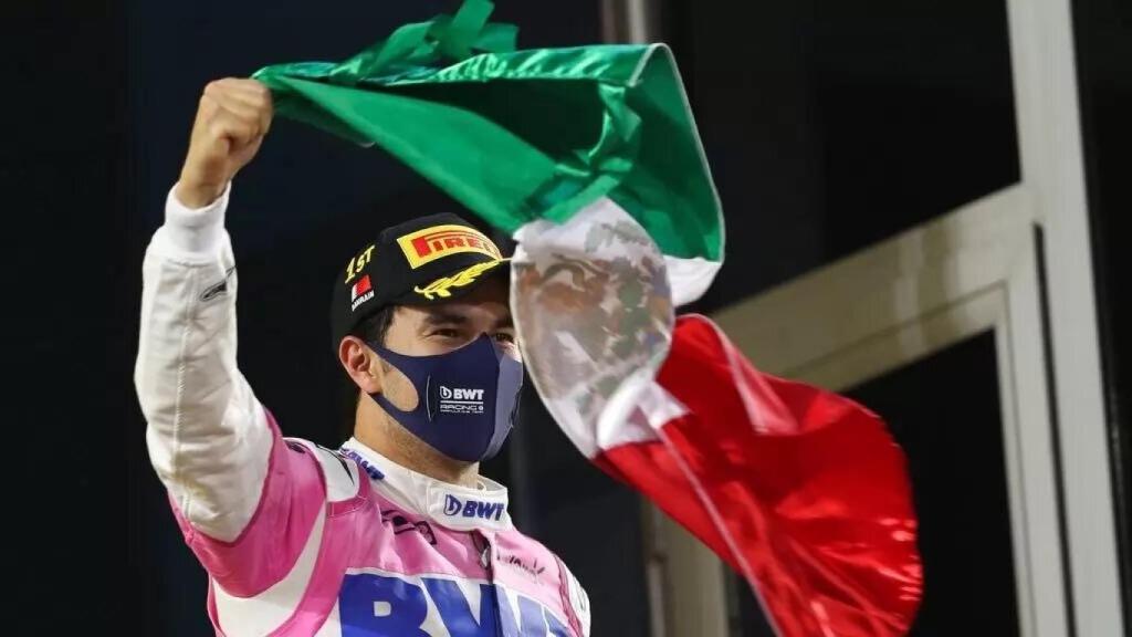 'Checo' Pérez ondea la bandera de México