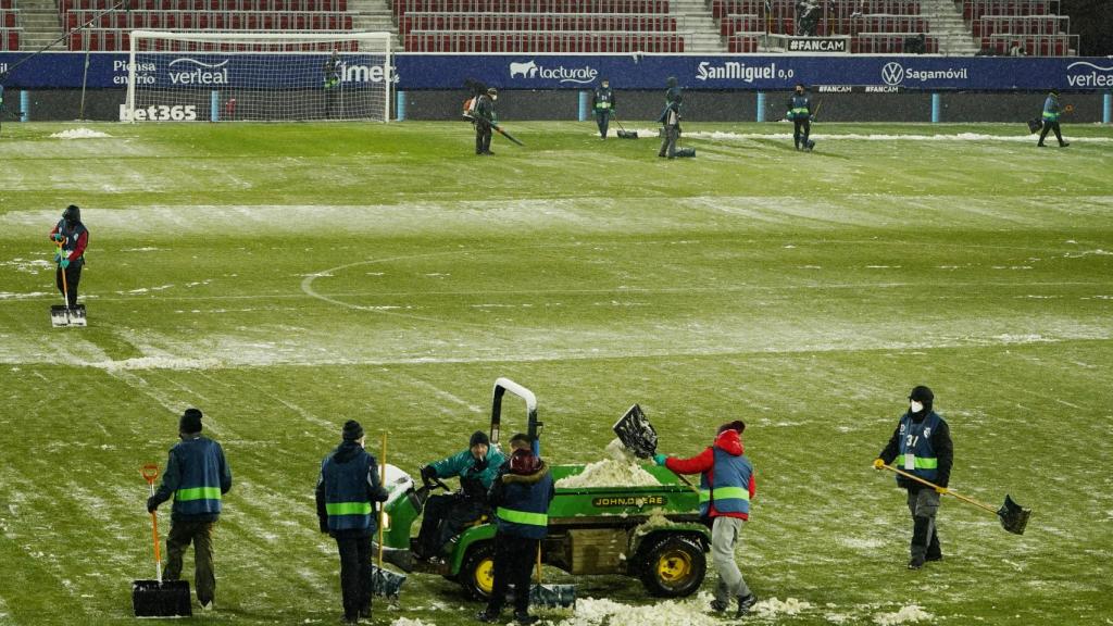 Así retiraban la nieve antes del Osasuna - Real Madrid