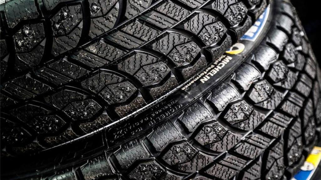Neumáticos con clavos.