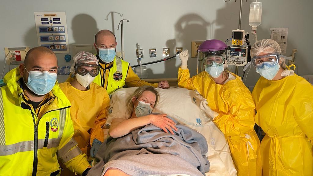 La madre de Clara, con la bebé en brazos, y los efectivos del Samur que la atendieron.