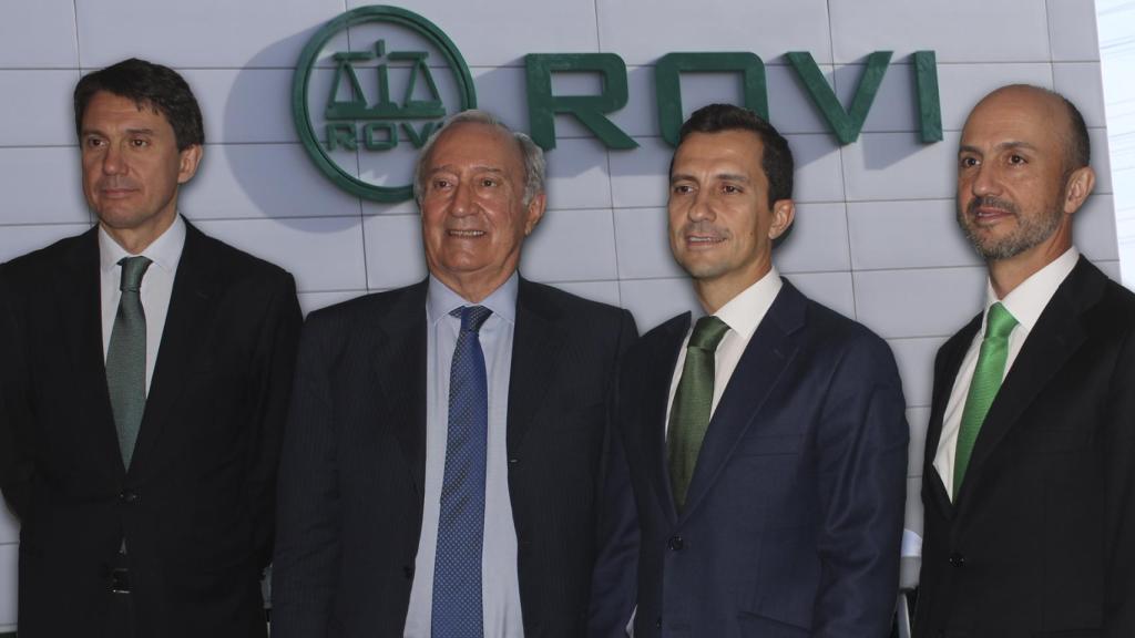 La familia López-Belmonte y, de fondo, la sede de Rovi, en San Sebastián de los Reyes (Madrid).