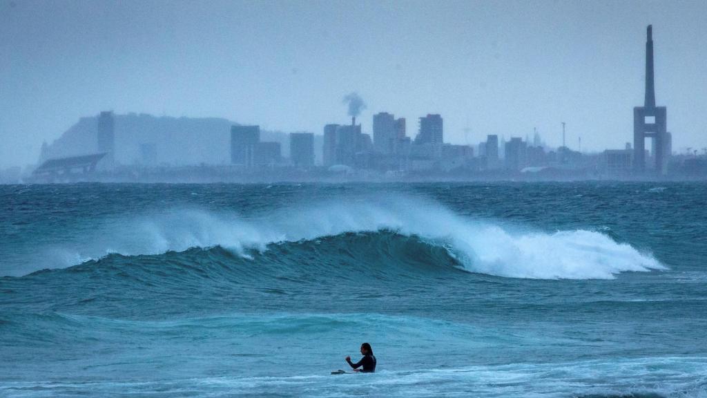 Varios surfistas aprovechan la llegada de la borrasca Filomena a Cataluña.