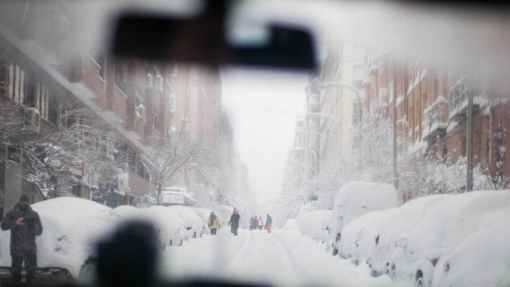 Madrid, desde el interior de un todoterreno que acude a ayudar, por la nevada, a una persona.