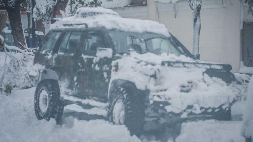 Un 4x4, circulando por Madrid, bajo la intensa nieve que ha dejado la borrasca Filomena.