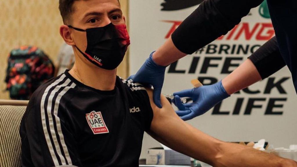 David de la Cruz siendo vacunado