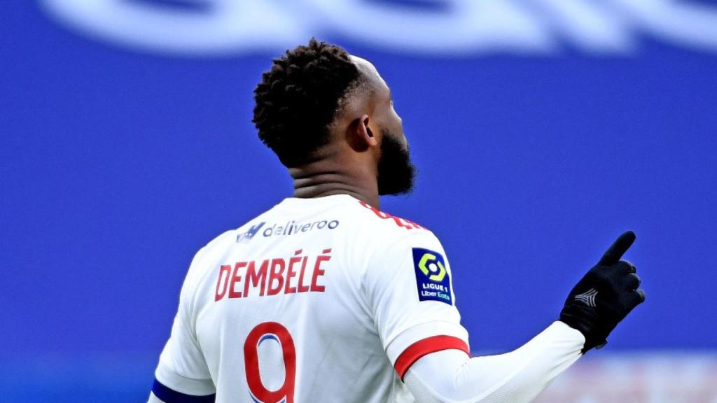 Moussa Dembélé celebra un gol con el Lyon