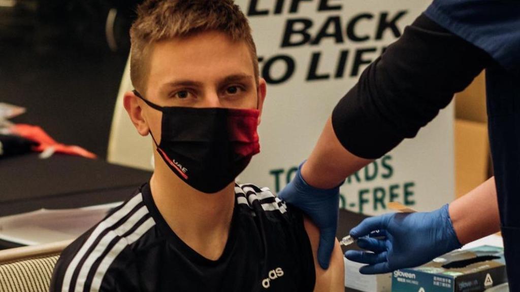 Tadej Pogacar siendo vacunado